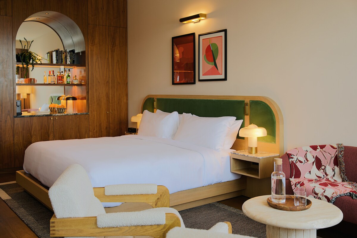 Premium bedding, minibar, laptop workspace, WiFi (free)