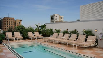 Una piscina al aire libre, cabañas de piscina gratuitas, sombrillas