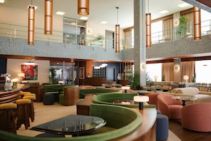 3 bares, 1 bar en la azotea y 1 bar de copas