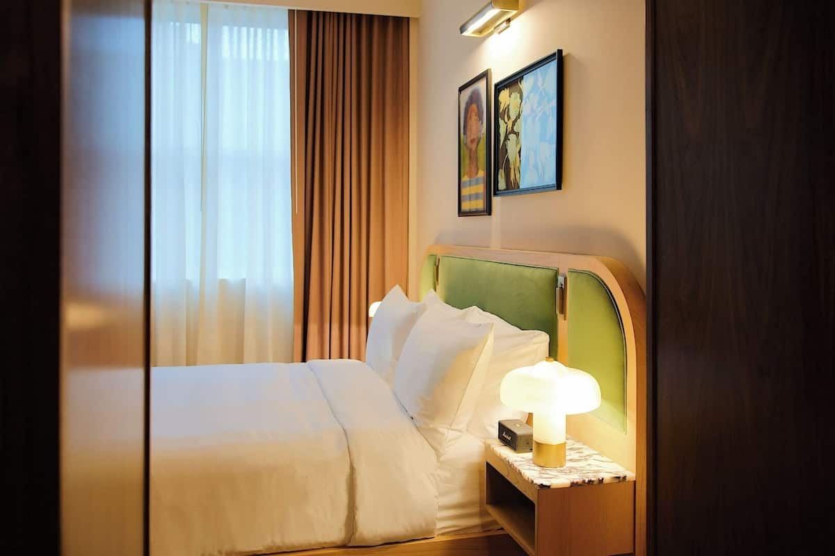 Phòng, 1 giường cỡ queen | Bộ đồ giường cao cấp, minibar, khu vực làm việc phù hợp cho laptop