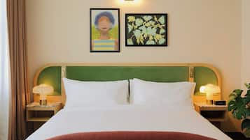 Svit - 1 kingsize-säng | Sängtillbehör av högsta kvalitet, minibar och arbetsyta för laptop