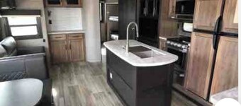 Cozy 2-bedroom RV with WiFi, AC Red Barn music Venue Camp ground