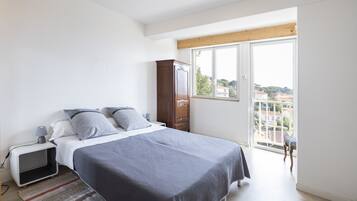 3 slaapkamers, een strijkplank/strijkijzer, gratis wifi, beddengoed