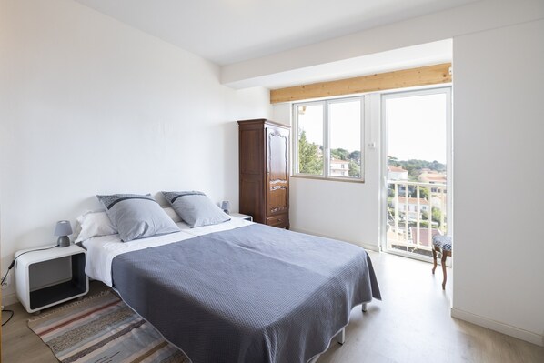 3 makuuhuonetta, silitysrauta/-lauta, ilmainen Wi-Fi, vuodevaatteet