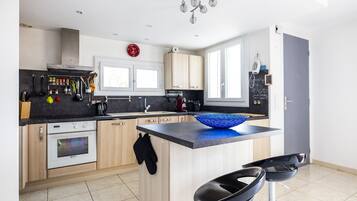 Een koelkast, een microgolfoven, een oven, een vaatwasser