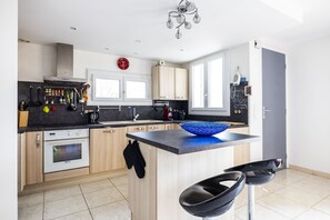 Jääkaappi, mikroaaltouuni, uuni, astianpesukone