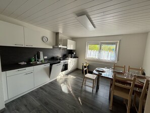 Fridge, microwave, oven, stovetop - Vidi Apartmens: By the stream (Bad Überkingen)