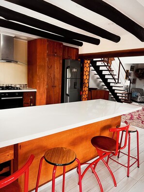 Dupleks Deluks, 6 kamar tidur, kamar mandi pribadi, pemandangan gunung | Dapur pribadi | Microwave, oven, mesin pencuci piring, dan peralatan masak/sendok-piring