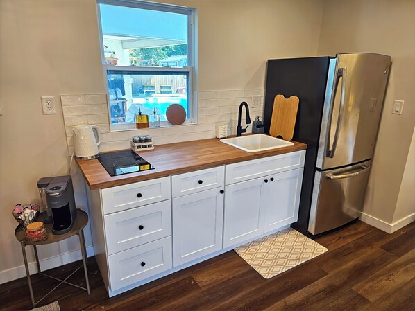 Réfrigérateur, micro-ondes, four, plaque de cuisson