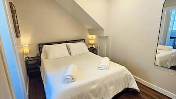 1 slaapkamer, een bureau, een strijkplank/strijkijzer, reisbedje