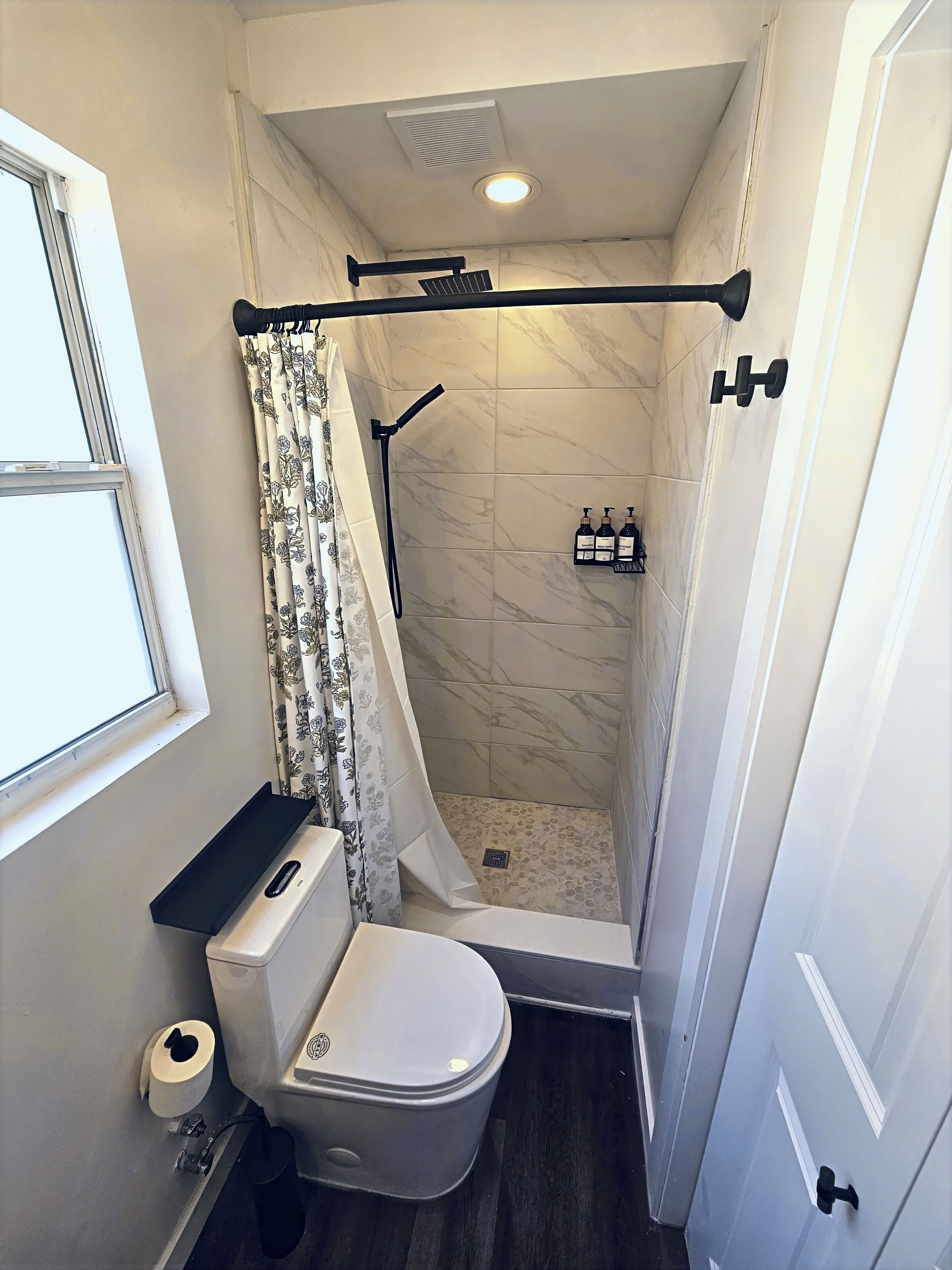 Douche, séchoir à cheveux, bidet, serviettes fournies