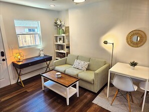 TV connectée, livres, vidéothèque, écrans d'ordinateur