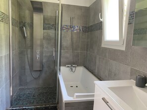 Een haardroger, zeep, toiletpapier