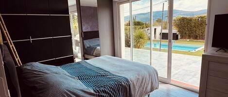 3 habitaciones, tabla de planchar con plancha, wifi y ropa de cama