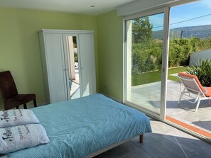 3 bedrooms, iron/ironing board, WiFi, bed sheets - Countryside, 20 minutes from the sea! Villa, swimming pool, pétanque court, summer kitchen. (Cuges-les-Pins)