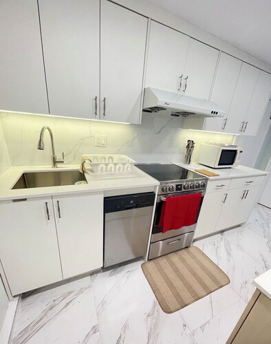  Homey room located at Arbutus, Vancouver West. Quiet and comfortable .