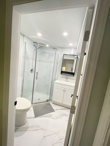 Homey room located at Arbutus, Vancouver West. Quiet and comfortable .