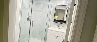  Homey room located at Arbutus, Vancouver West. Quiet and comfortable .