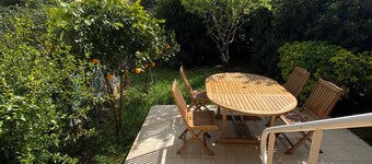 Apartment with garden, communal pool and tennis court 15 minutes from the beach