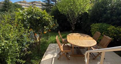 Apartment with garden, communal pool and tennis court 15 minutes from the beach