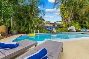 Una piscina al aire libre, una piscina climatizada