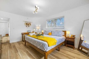 3 slaapkamers, een bureau, een strijkplank/strijkijzer, reisbedje