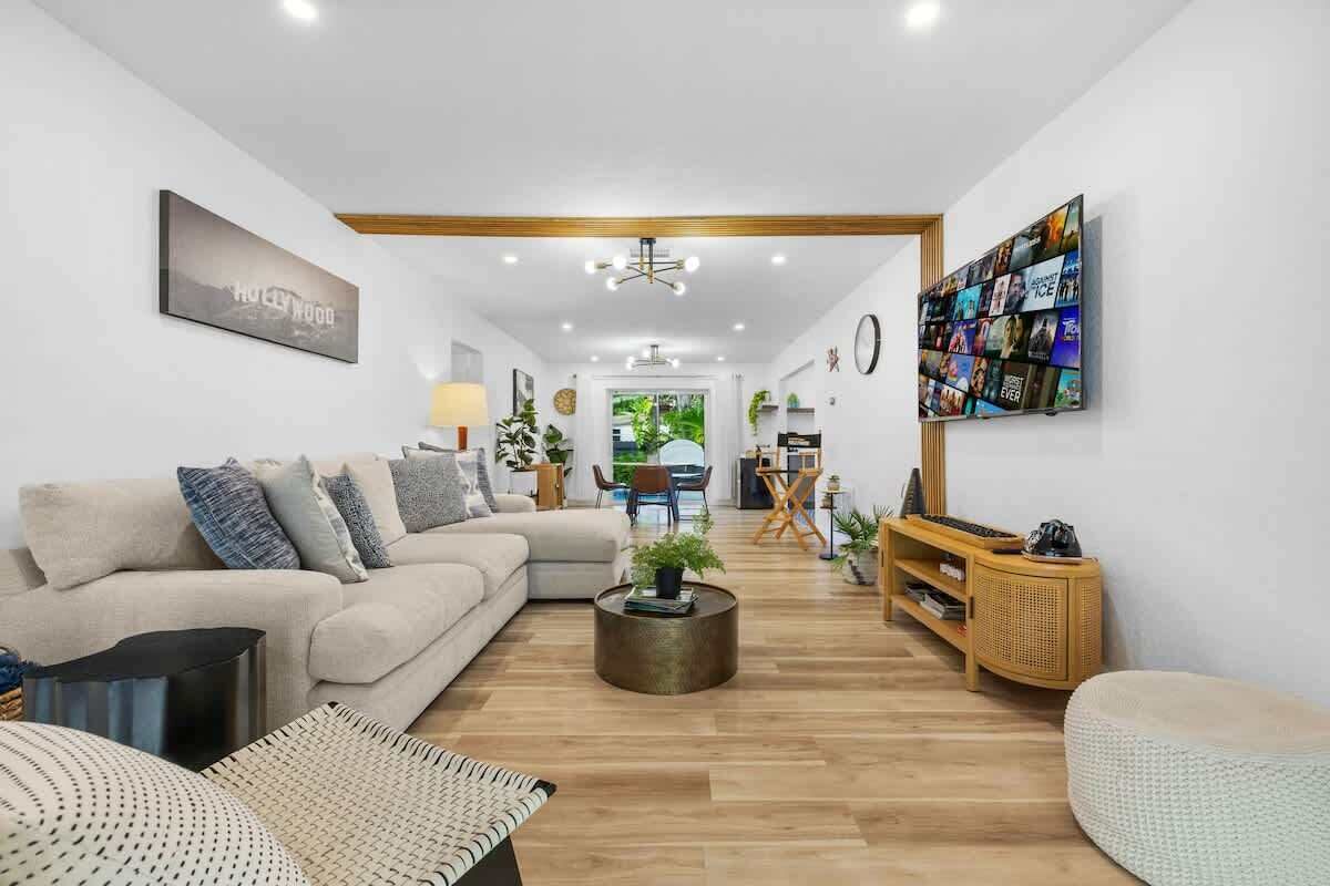 Smart-TV, Bücher, Stereoanlage, Arbeitsbereiche