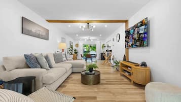 Smart-TV, Bücher, Stereoanlage, Arbeitsbereiche