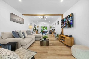 Smart-tv, een stereo en een kantoor