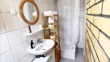 Douche, sĂšche-cheveux, serviettes fournies, savon