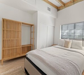 3 sovrum, skrivbord, strykjärn/strykbräda och resesäng