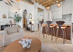 Smart TV, chimenea, oficina