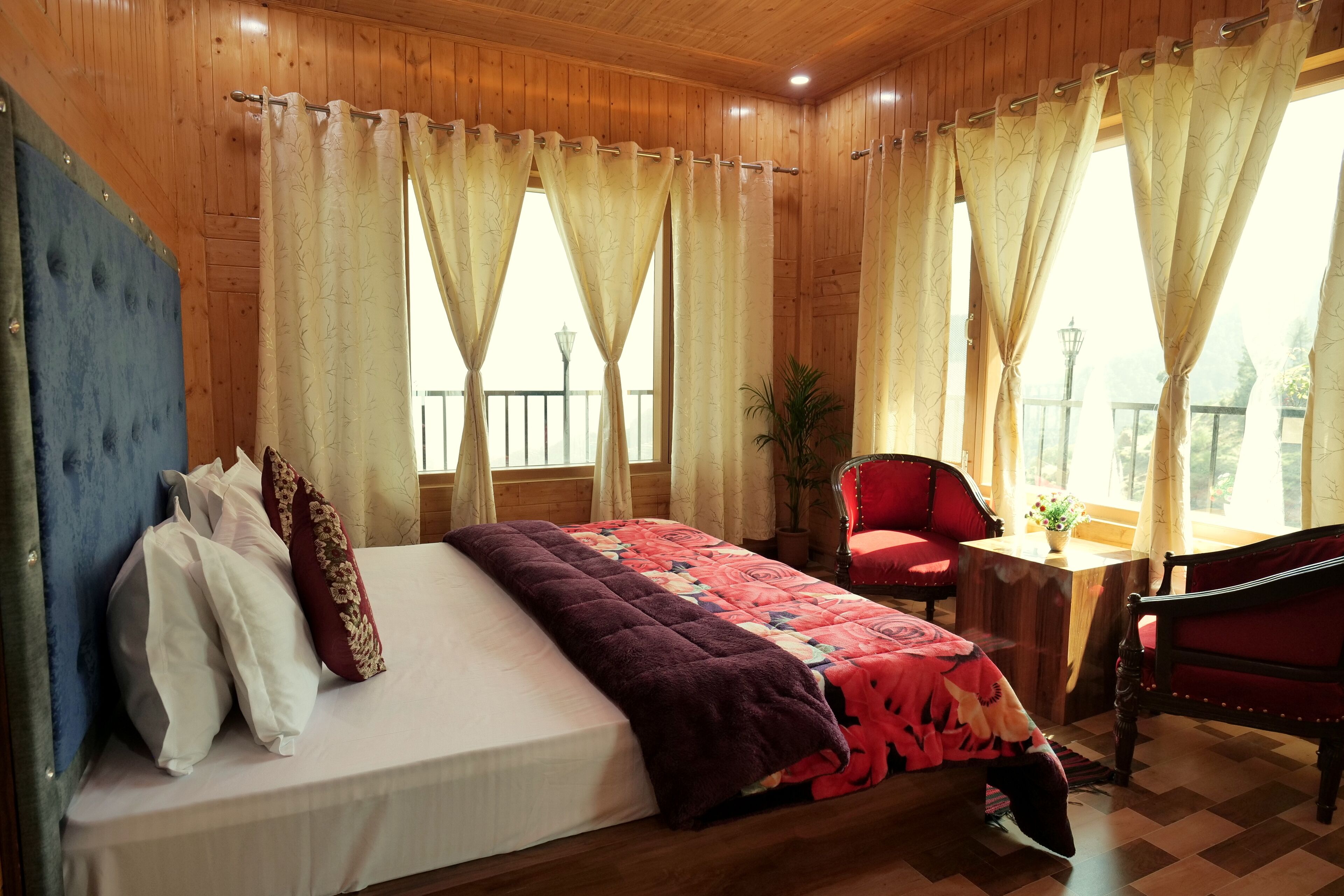Un dormitorio con paneles de madera, una cama, una silla y una mesita.