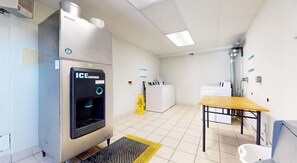 Interior - Charming condo in the heart of Ocean City with WiFi, AC and Pool. (Ocean City)