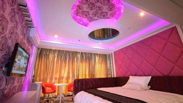 A hotel room with a bed, a TV, a desk, and a chair. - Dishuiwan Fashion Hotel (Shanghai)