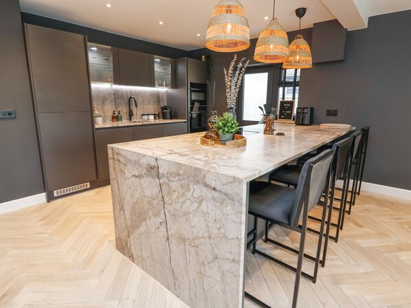 Cottage | Private kitchen | Cookware/dishes/utensils - Ty Blodau (Prestatyn)