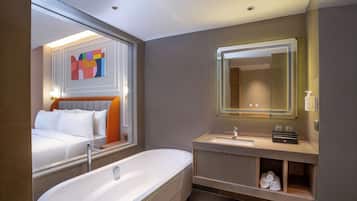 Suite – deluxe, 1 kingsize-seng | Bad | Regndusjhode, toalettartikler (inkludert), hårføner og håndklær