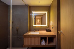 Douche à « effet pluie », articles de toilette gratuits, sèche-cheveux