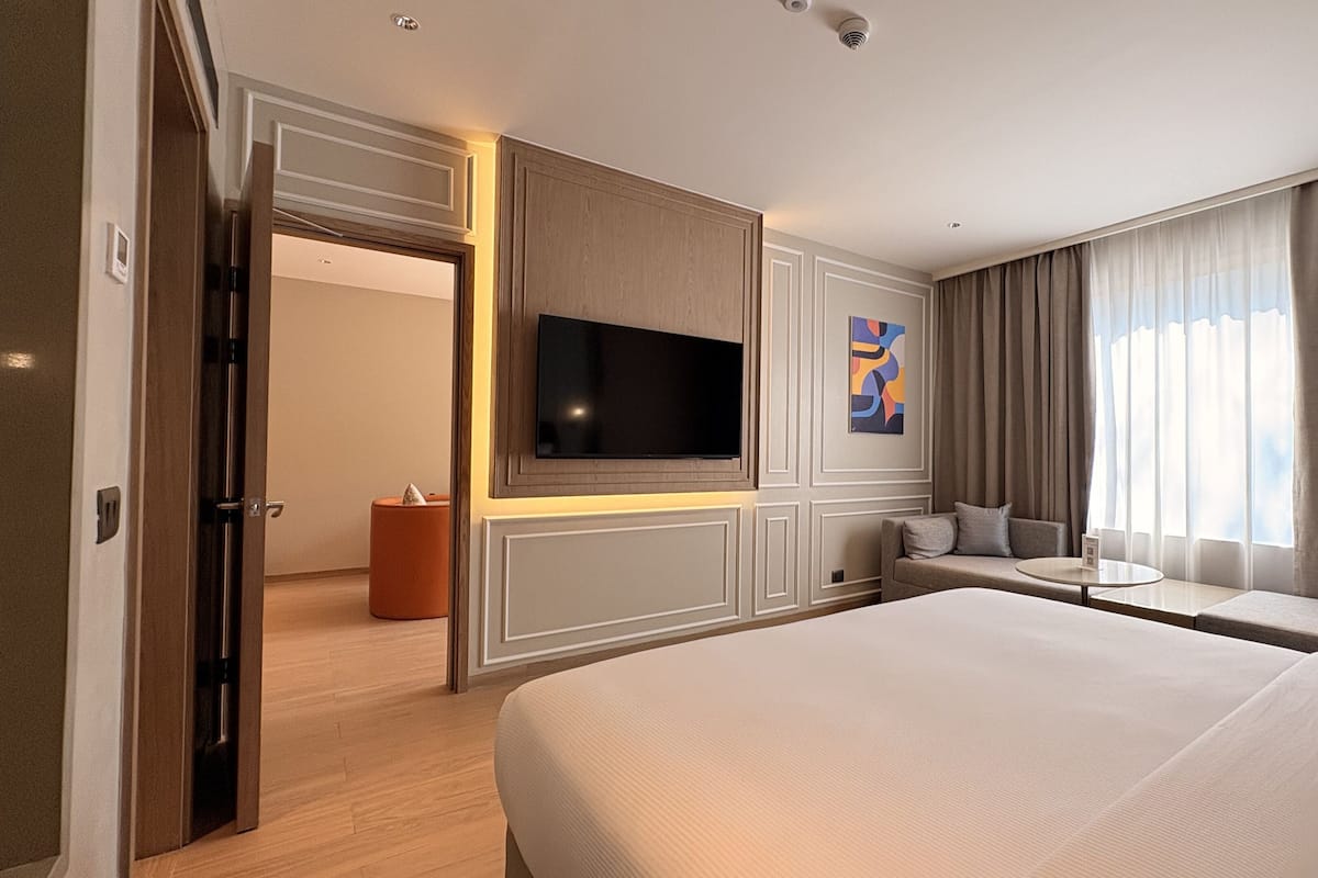 Deluxe Suite, 1 King Bed | Premium bedding, free WiFi, bed sheets