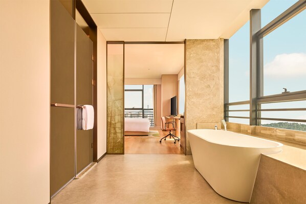 Kamer, 1 kingsize bed (Panoramic View) | Badkamer | Gratis toiletartikelen, een haardroger, pantoffels, handdoeken