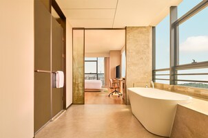 客房, 1 张特大床 (Panoramic View) | 浴室 | 免费洗浴用品、吹风机、拖鞋、毛巾