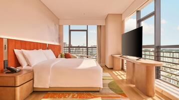 Suite Deluxe, 1 cama de matrimonio grande | Edredones de plumas, escritorio, cortinas opacas