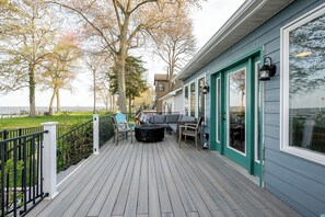 Terrace/patio - Waterfront lux cottage with amazing views near DC (North Beach)