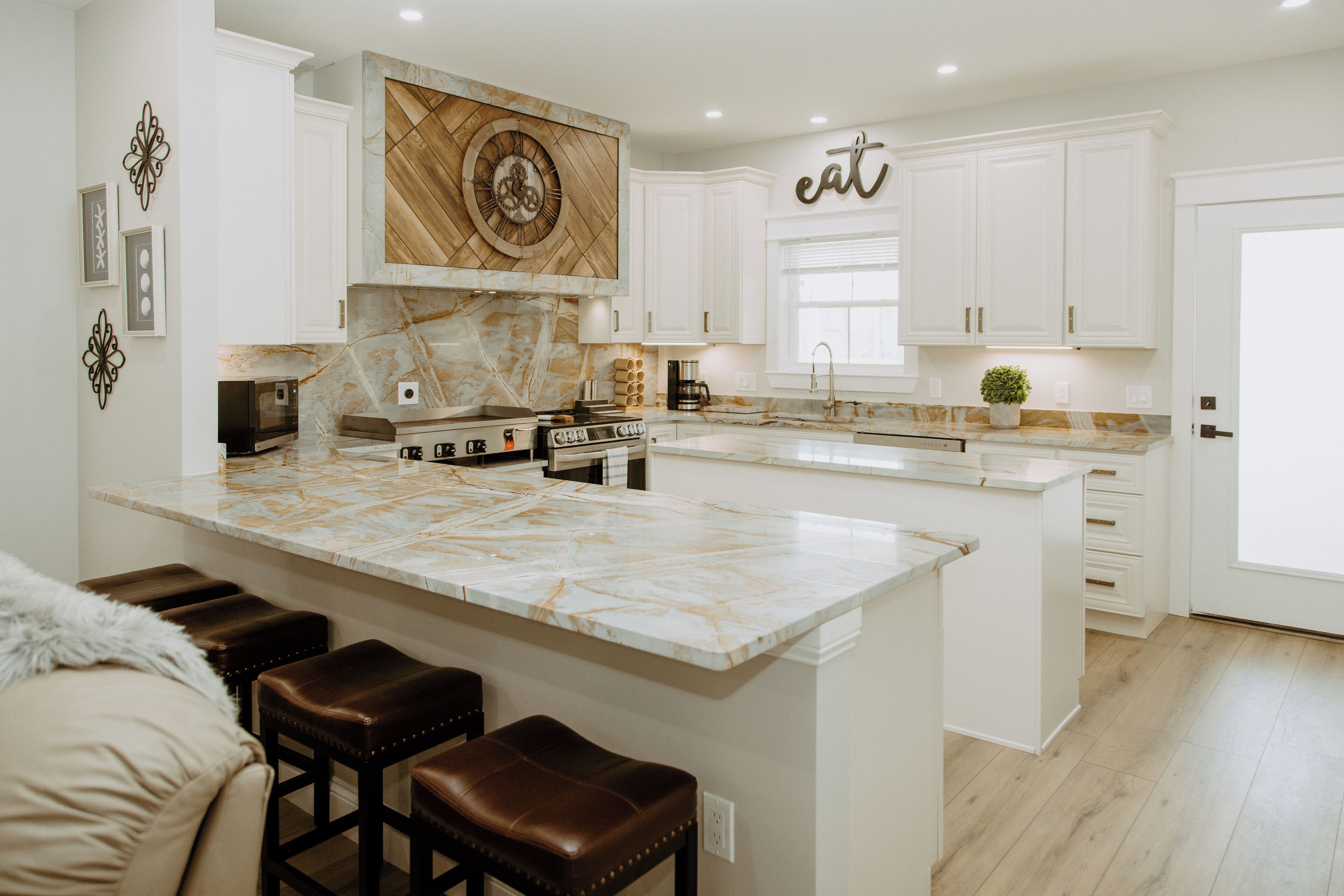 Réfrigérateur, micro-ondes, plaque de cuisson, lave-vaisselle