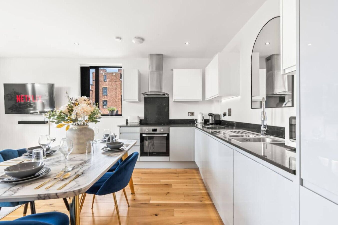 Jääkaappi, mikroaaltouuni, uuni, liesi