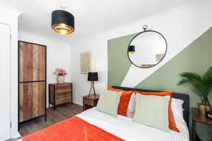 1 habitación, escritorio, tabla de planchar con plancha y wifi