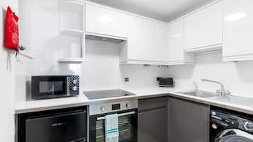 Kylskåp, mikrovågsugn, ugn och spishäll