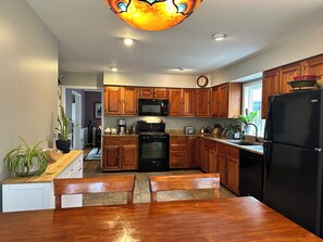 Frigorífico, microondas, horno y placa de cocina