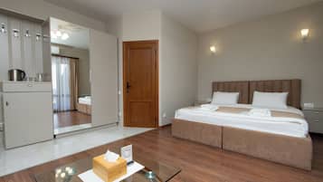 Kamar Double Comfort, balkon, pemandangan kota | Seprai katun Mesir, seprai premium, tirai kedap cahaya, dan kedap suara