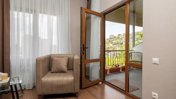 Kamar Double Superior, balkon, pemandangan kota | Seprai katun Mesir, seprai premium, tirai kedap cahaya, dan kedap suara